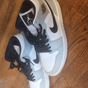 Jordan 1 Mid 554724-092 Size 8 Light Smoke Grey, Black, White